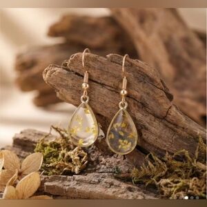 5/20 Gold and Clear Teardrop Earrings
